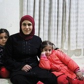 Amina z córkami  (mąż zginął w Syrii) uciekła do  Libanu. Nieobecny na zdjęciu syn wymaga pilnej operacji kręgosłupa. Idealni kandydaci do korytarza humanitarnego.