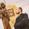 Ksiądz Marcin Gołębiewski i dębowa figurka św. Józefa z Dzieciątkiem.