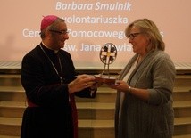 Abp Sławoj Leszek Głódź wręcza nagrodę "Samarytanin Roku 2017" Barbarze Smulnik