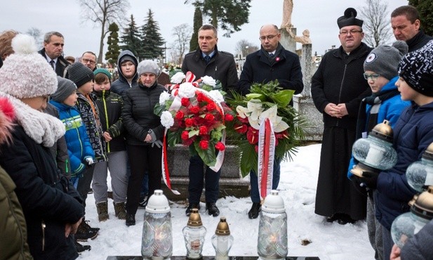 W Starym Ciepielowie znajduje się masowy grób ofiar terroru niemieckiego, gdzie zostały przeniesione szczątki zamordowanych. Tu złożono kwiaty, zapalono znicze i modlono się za dusze bohaterów