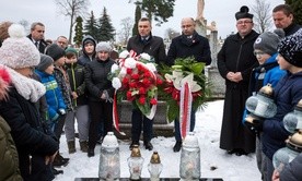 W Starym Ciepielowie znajduje się masowy grób ofiar terroru niemieckiego, gdzie zostały przeniesione szczątki zamordowanych. Tu złożono kwiaty, zapalono znicze i modlono się za dusze bohaterów