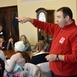 Ks. Daniel Rydz opowiadał młodym wolontariuszom o rodzajach angażowania się w pomoc innym