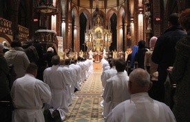 Na tę posługę czeka wielu ludzi