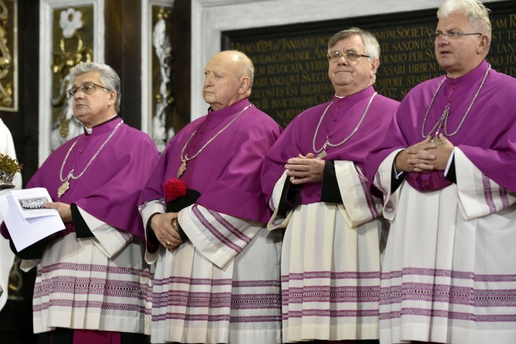 Nałożenie strojów kanonickich dwóm kapłanom diecezji