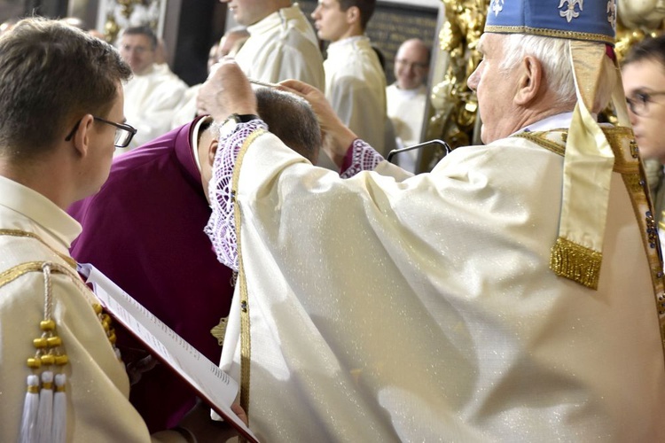 Nałożenie strojów kanonickich dwóm kapłanom diecezji