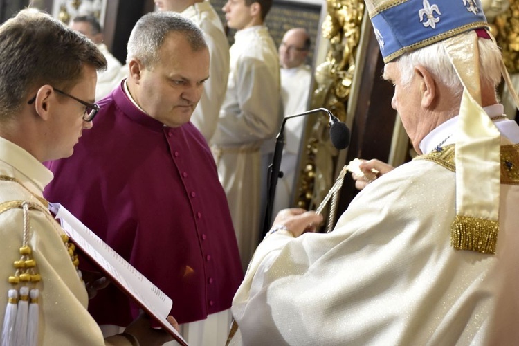 Nałożenie strojów kanonickich dwóm kapłanom diecezji