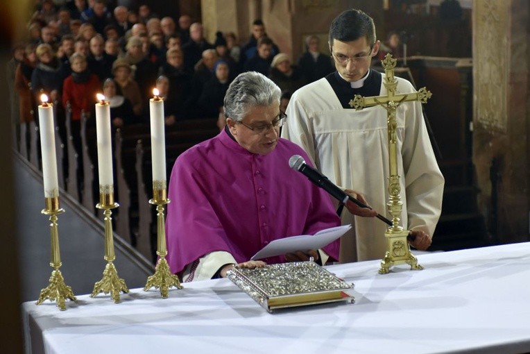 Nałożenie strojów kanonickich dwóm kapłanom diecezji