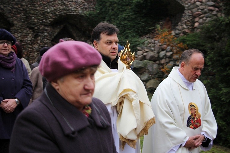 Ks. Piotr Sapiński niesie w procesji relikwiarz z cząstką włosów św. Maksymiliana Marii Kolbego. Obok idzie o. Ignacy Kosmana OFMConv