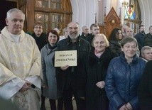 Przedstawiciele dekanatu zwoleńskiego odbierają różaniec i świecę na Jerycho Różańcowe.