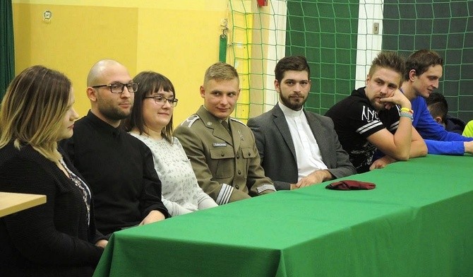 Absolwenci gimnazjum i liceum katolickich szkół ZCBM w Bielsku-Białej podczas "Nocy wartości"