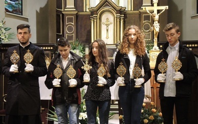 Młodzi z Leśnej i ks. Łukasz Lach z relikwiarzami świętych podczas Korowodu Świętych w Bielsku-Białej