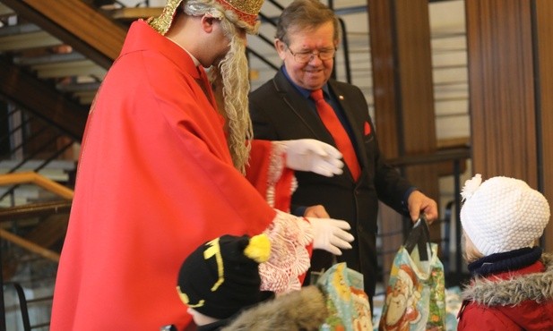 W rozdawaniu prezentów św. Mikołajowi pomagał prezes Towarzystwa Piotr Ryszka