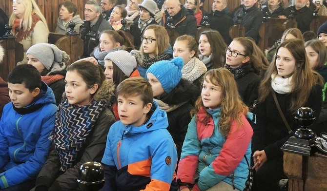 Dzieci, młodzież i małżonkowie razem podczas Mszy św. w kościele św. Jakuba w Rzykach