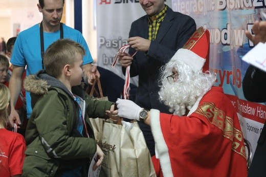 Św. Mikołaj z pływakami w Szczyrku