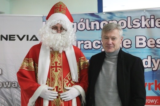 Św. Mikołaj z pływakami w Szczyrku