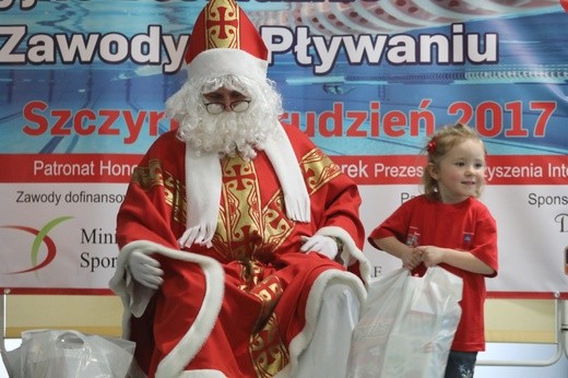 Św. Mikołaj z pływakami w Szczyrku