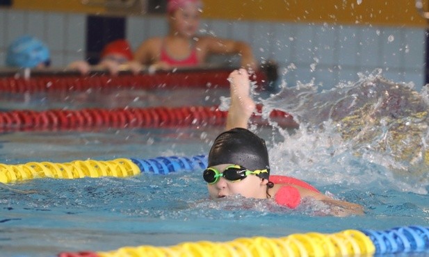 Konkursowe dystanse w wodzie wyłoniły najlepszych młodych pływaków