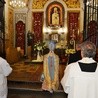 Bp Roman modli się w kaplicy Matki Bożej Przasnyskiej