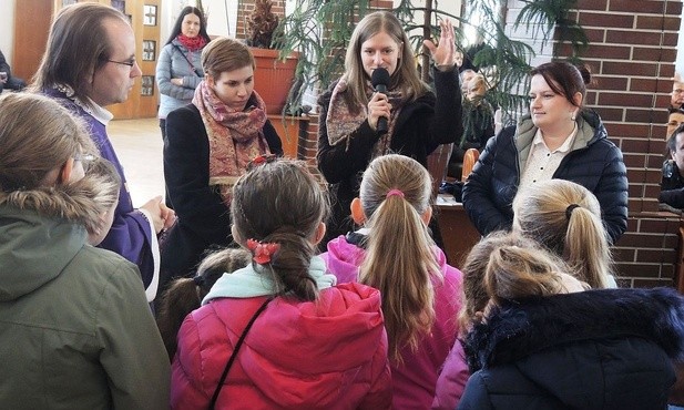 W czasie kazania wolontariuszki rozmawiały z dziećmi o posłaniu na misje