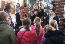 W czasie kazania wolontariuszki rozmawiały z dziećmi o posłaniu na misje