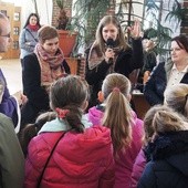 W czasie kazania wolontariuszki rozmawiały z dziećmi o posłaniu na misje