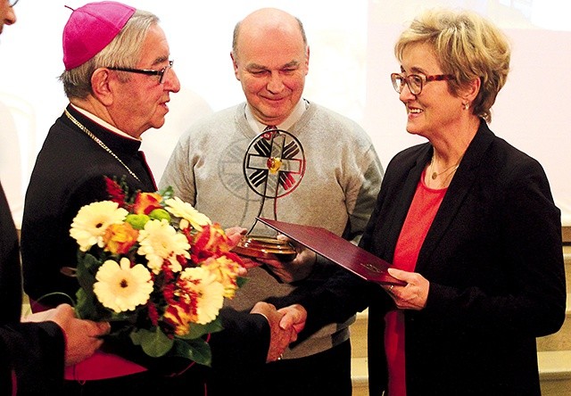 ▲	Abp Sławoj Leszek Głódź wręcza nagrodę Parafialnemu Zespołowi Caritas przy kościele pw. Zmartwychwstania Pańskiego w Gdańsku.