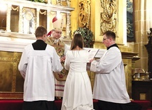 ▲	Każda z kandydatek podchodziła do biskupa i składała ślub czystości. Następnie otrzymały one obrączki oraz księgi liturgii godzin.