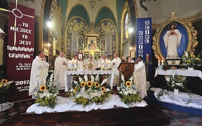 ▲	W roku jubileuszu Mszy św. w szpitalnej kaplicy przewodniczył abp Marek Jędraszewski.