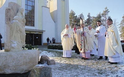 Rzeźbę pobłogosławił 10 grudnia bp Stanisław Salaterski.