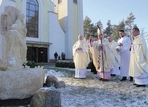 Rzeźbę pobłogosławił 10 grudnia bp Stanisław Salaterski.