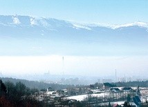 Walka ze smogiem zaczyna się od uświadomienia mieszkańcom poszczególnych miejscowości, jak wiele zależy tylko od nich. Na zdjęciu czapa zanieczyszczeń nad Kotliną Jeleniogórską.