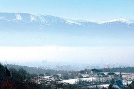 Walka ze smogiem zaczyna się od uświadomienia mieszkańcom poszczególnych miejscowości, jak wiele zależy tylko od nich. Na zdjęciu czapa zanieczyszczeń nad Kotliną Jeleniogórską.