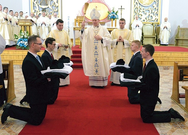 ▲	Stroje duchowne poświęcił bp Piotr Turzyński. 