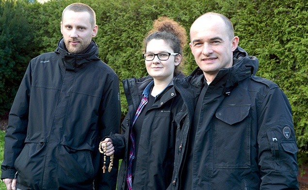 Pomagają wyjść z bezdomności. Od lewej: Mateusz Kwieciński, Izabela Kaczor i ks. Daniel Glibowski.