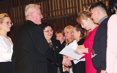▲	Opiekunowie szkolnych kół wolontariatu otrzymali dyplomy. Wręczali je (od lewej): Agnieszka Brzeska-Pająk, ks. Andrzej Tuszyński i Ewa Kamińska.