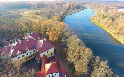 Ośrodek Emaus leży tuż nad Pilicą, godzinę drogi od Warszawy. 