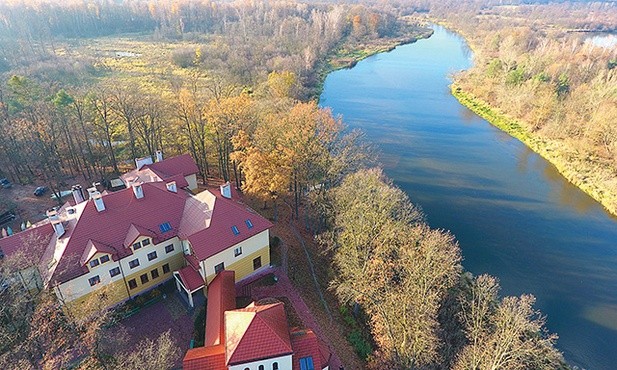 Ośrodek Emaus leży tuż nad Pilicą, godzinę drogi od Warszawy. 