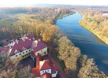 Ośrodek Emaus leży tuż nad Pilicą, godzinę drogi od Warszawy. 