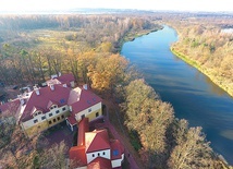 Ośrodek Emaus leży tuż nad Pilicą, godzinę drogi od Warszawy. 