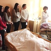 Pracownicy szpitala opowiedzieli młodzieży o codzienności chorych.
