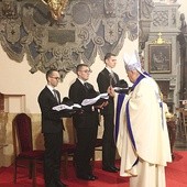 	Choć do święceń jeszcze długa droga, to uroczystość przyjęcia stroju duchownego przysparza klerykom niemało emocji.