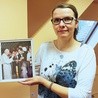 ▲	Aneta Korzuśnik z pamiątkowym zdjęciem. Przedstawia ono Jana Pawła II błogosławiącego obraz Jezusa Miłosiernego, który znajduje się w kaplicy placówki. 