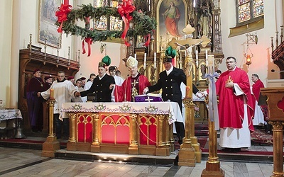 Na zakończenie uroczystości wszyscy zebrani w kościele odśpiewali pieśń, trzymając się za ręce. Na zdjęciu: bp Ignacy Dec, Andrzej Zibrow, Derek Lenartowicz, ks. Krzysztof Iwaniszyn. 