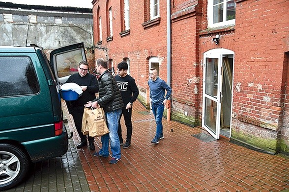 Wypełniony darami  bus z Czarnego przyjechał do Domu Miłosierdzia i Domu Samotnej Matki  6 grudnia.