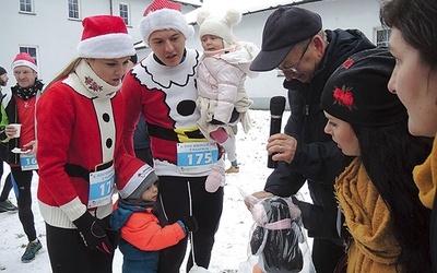 ◄	Rodzina Glanowskich z Białej – mama Kamila, tata Adrian, syn Sebastian i córeczka Hania – z ks. Józefem Walusiakiem, współinicjatorem „Nadziei”.