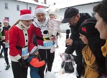 ◄	Rodzina Glanowskich z Białej – mama Kamila, tata Adrian, syn Sebastian i córeczka Hania – z ks. Józefem Walusiakiem, współinicjatorem „Nadziei”.