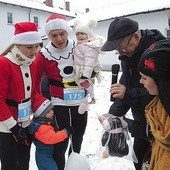 ◄	Rodzina Glanowskich z Białej – mama Kamila, tata Adrian, syn Sebastian i córeczka Hania – z ks. Józefem Walusiakiem, współinicjatorem „Nadziei”.