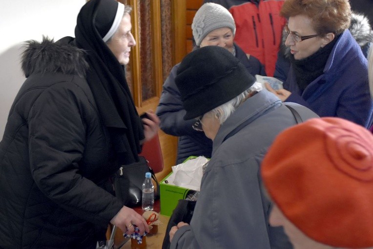 Świdniczanie włączyli się w pomoc najuboższym przez zakup ozdób świątecznych.