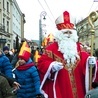 ▲	Za świętym przez miasto podążały całe rodziny.