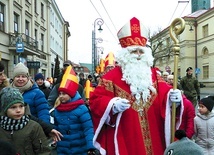 ▲	Za świętym przez miasto podążały całe rodziny.